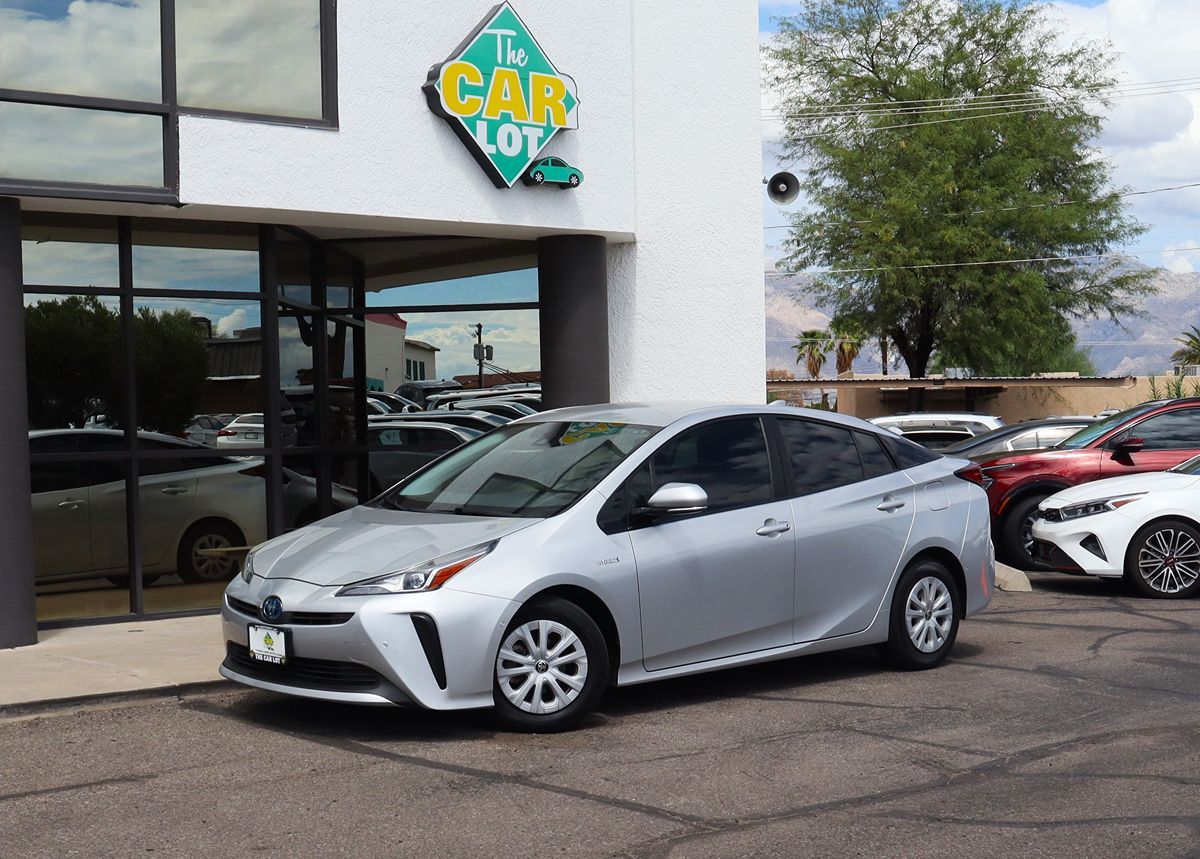 2019 Toyota Prius LE photo 2