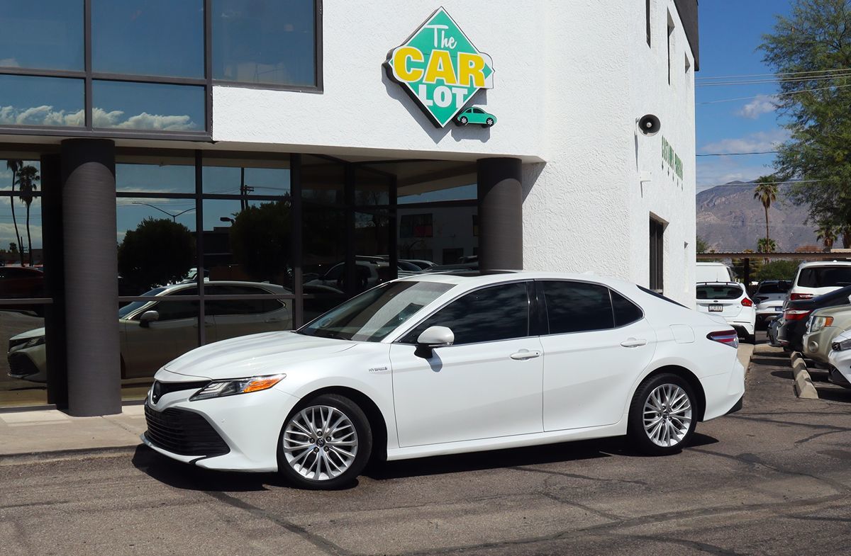 2018 Toyota Camry SE XLE Hybrid photo 2