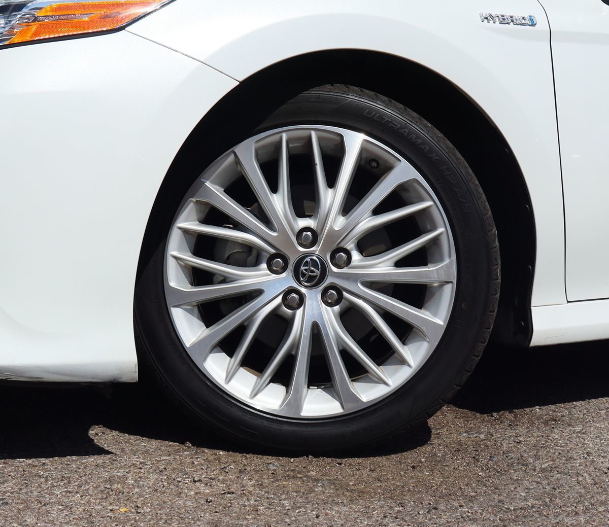 2018 Toyota Camry SE XLE Hybrid photo 3