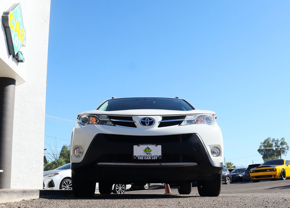 2015 Toyota RAV4 XLE photo 16