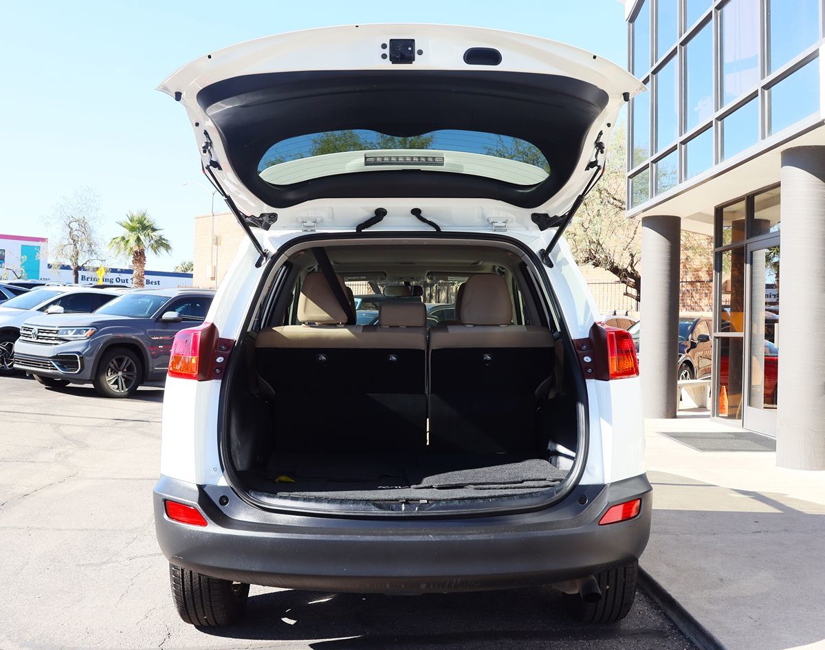 2015 Toyota RAV4 XLE photo 18