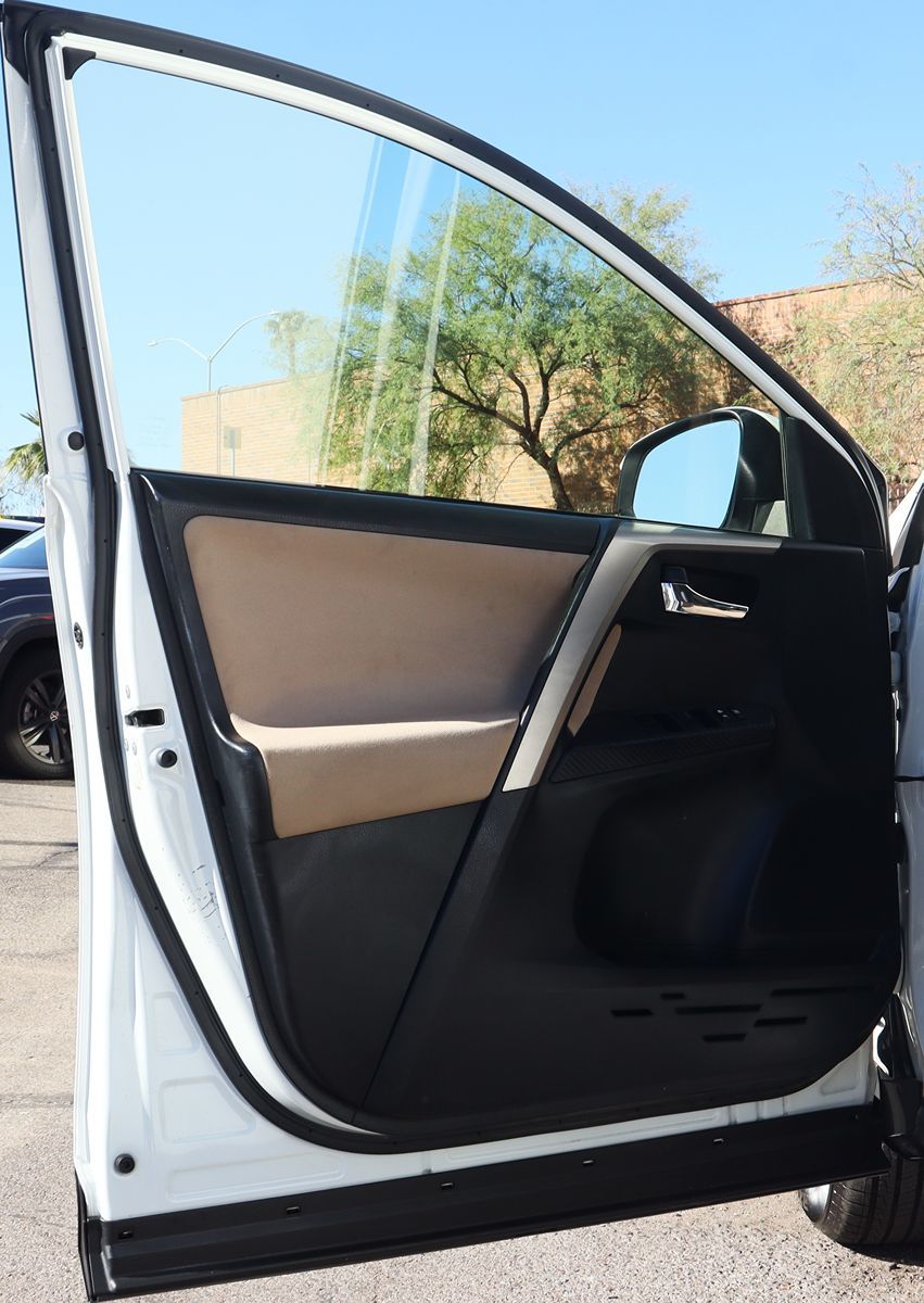 2015 Toyota RAV4 XLE photo 32