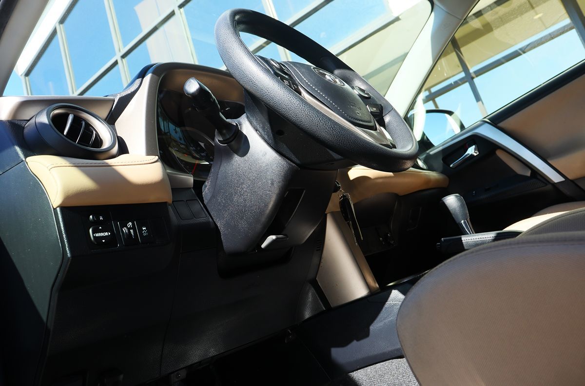 2015 Toyota RAV4 XLE photo 36