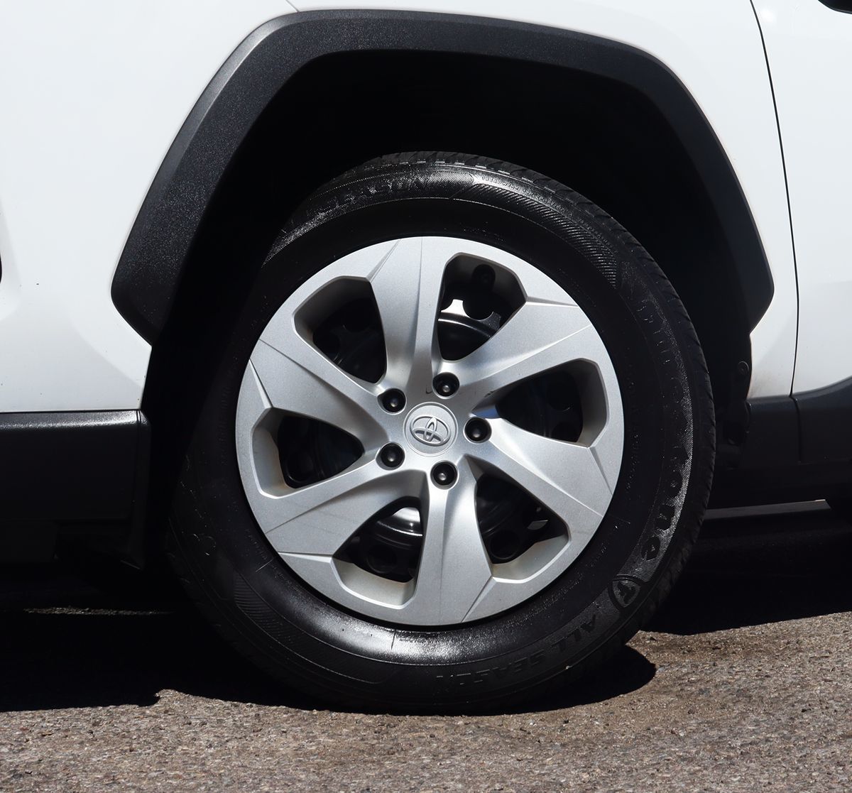 2020 Toyota RAV4 LE photo 3