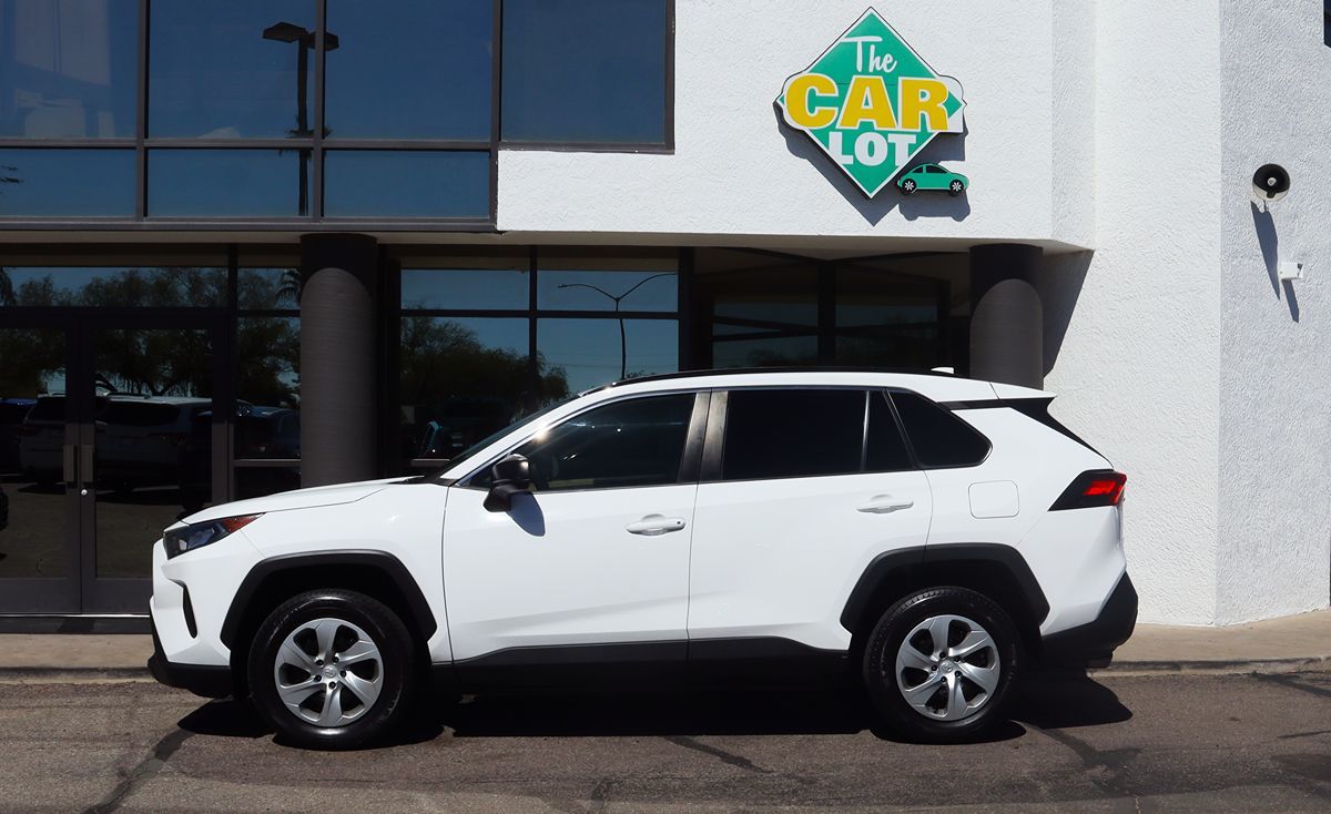 2020 Toyota RAV4 LE photo 6