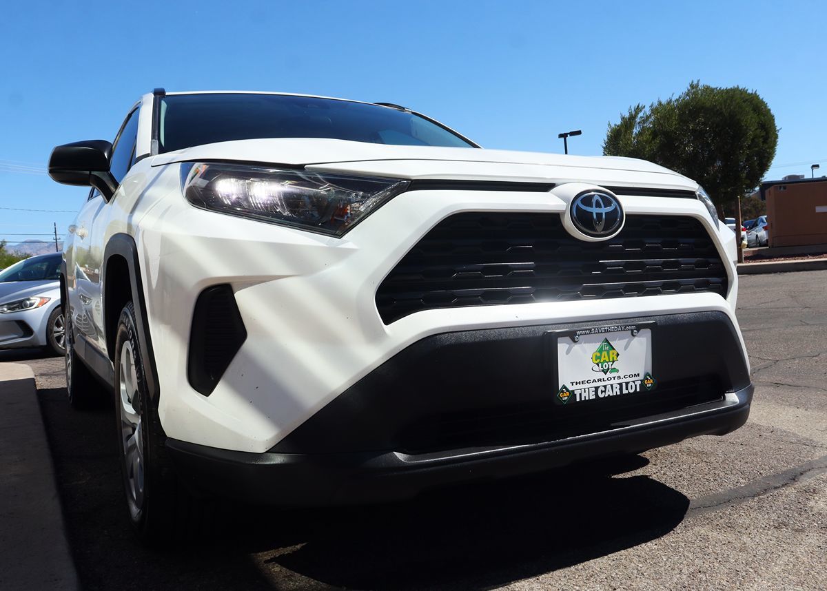 2020 Toyota RAV4 LE photo 14