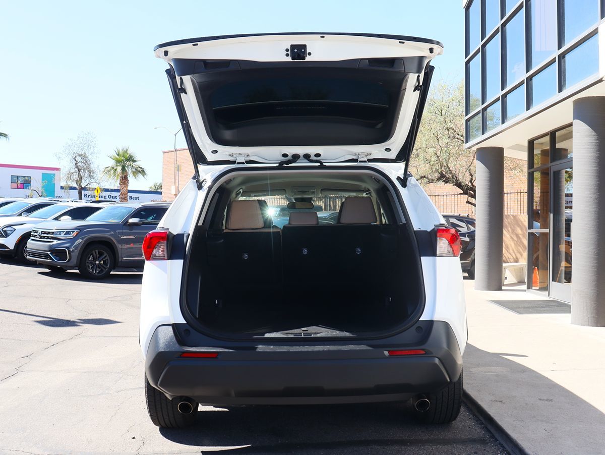 2020 Toyota RAV4 LE photo 17