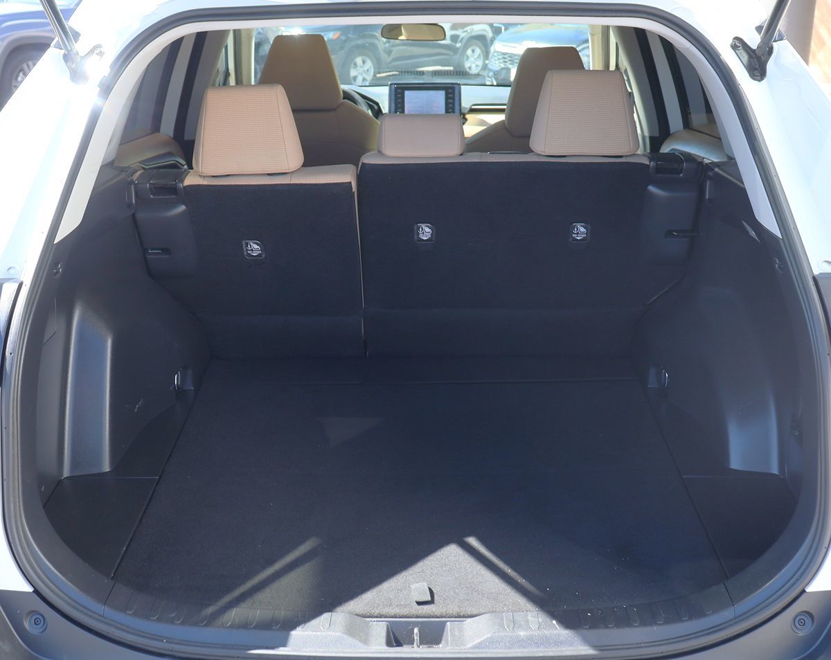 2020 Toyota RAV4 LE photo 18