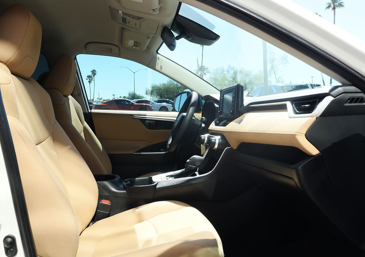 2020 Toyota RAV4 LE photo 29