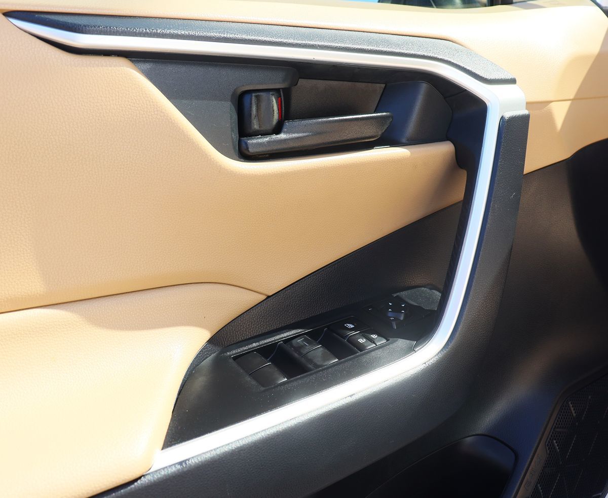 2020 Toyota RAV4 LE photo 32