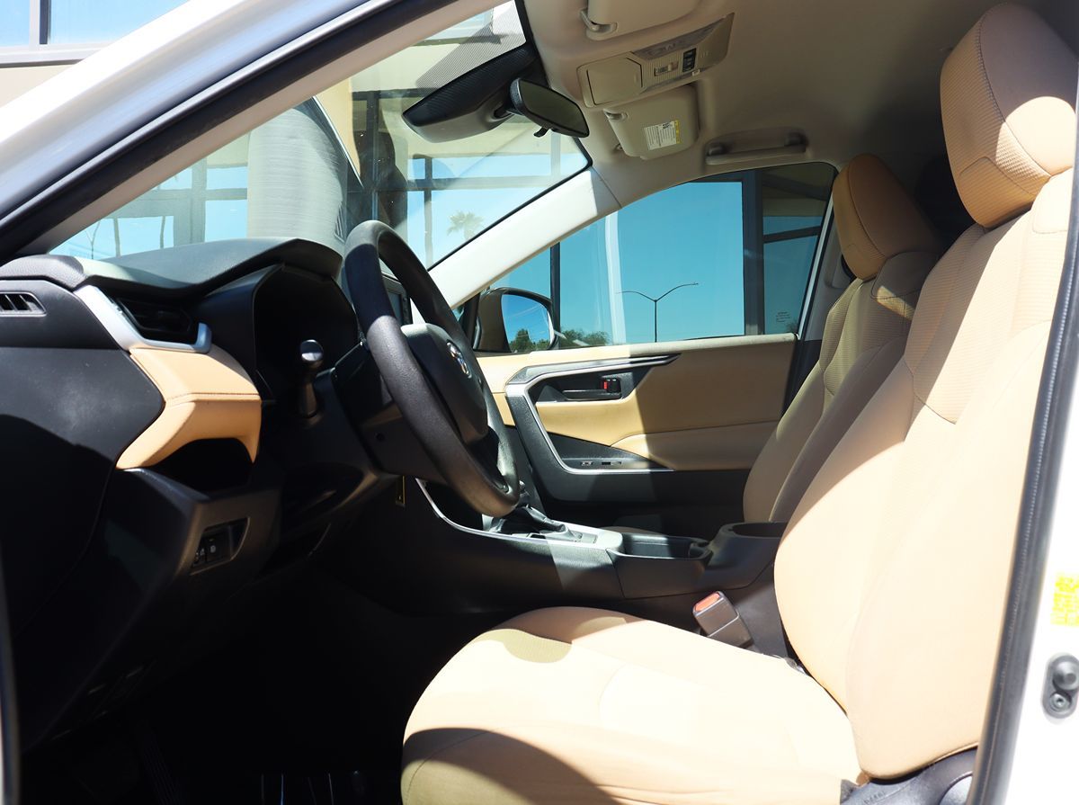 2020 Toyota RAV4 LE photo 33