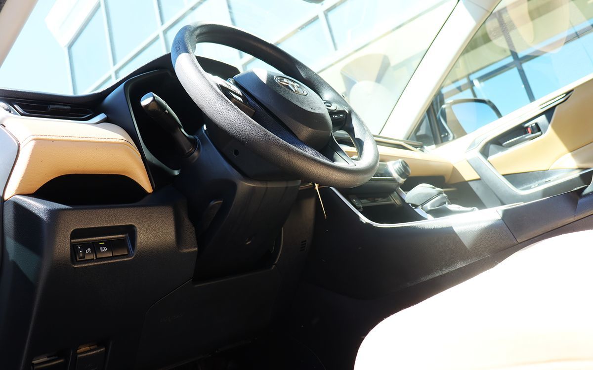 2020 Toyota RAV4 LE photo 34