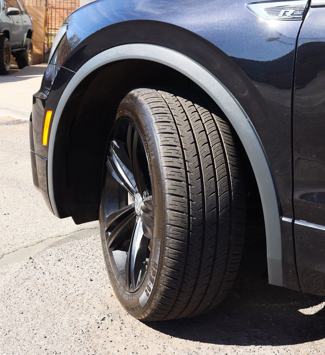 2019 Volkswagen Tiguan SEL R-Line photo 2