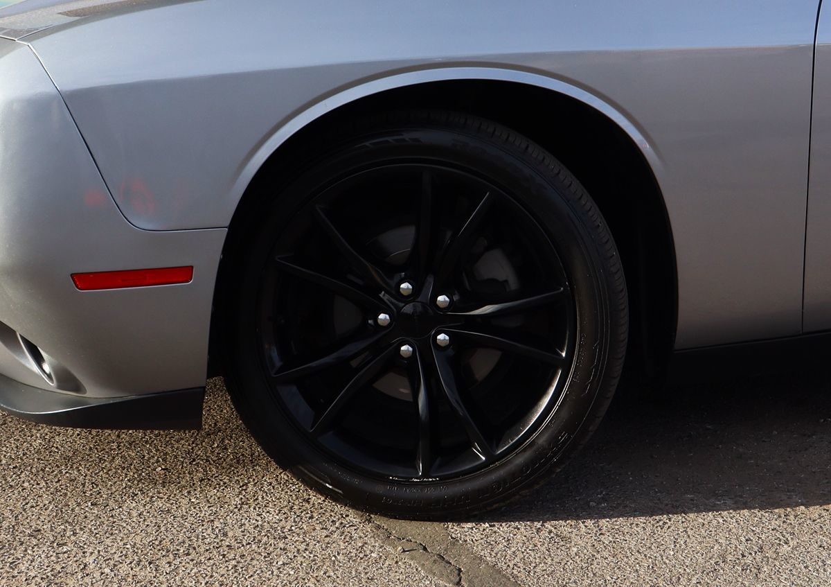 2016 Dodge Challenger SXT photo 2