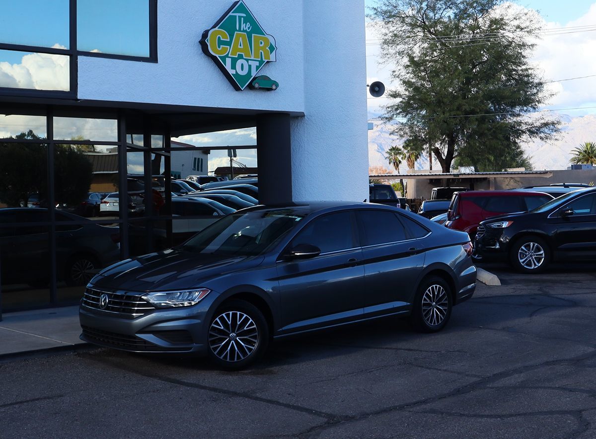 2020 Volkswagen Jetta SE R-Line photo 2