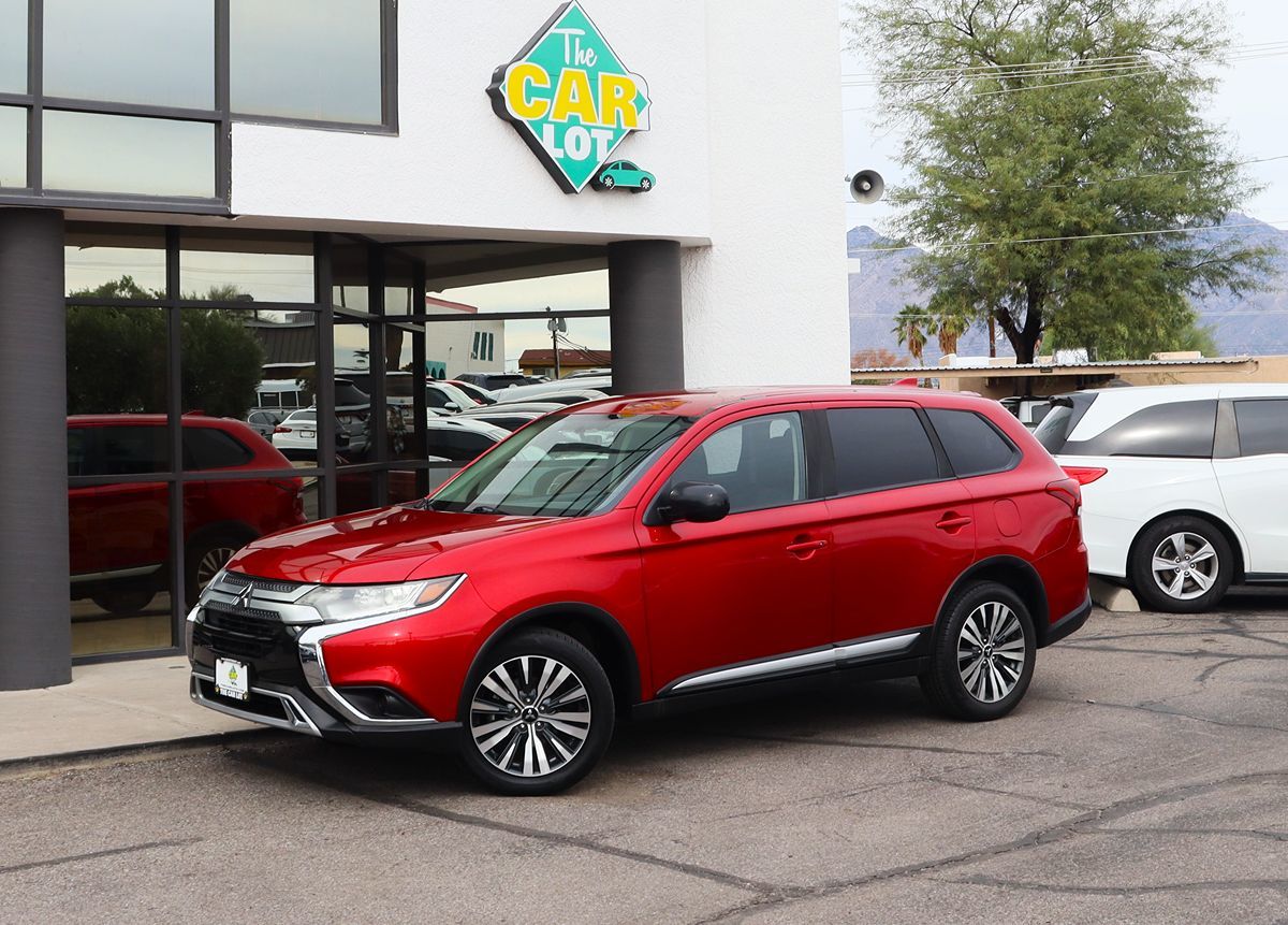 2020 Mitsubishi Outlander ES photo 2