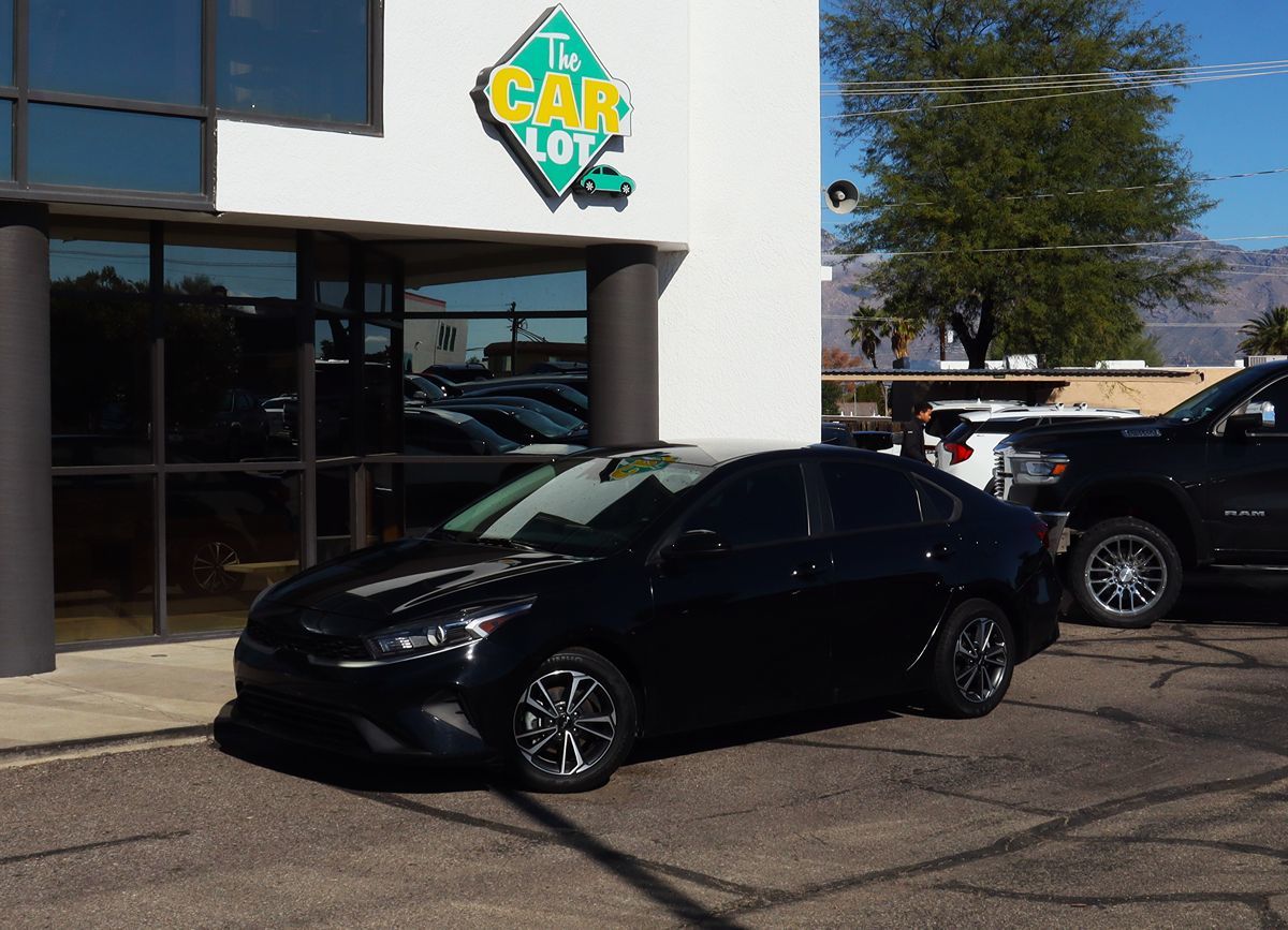 2023 Kia Forte LXS photo 2