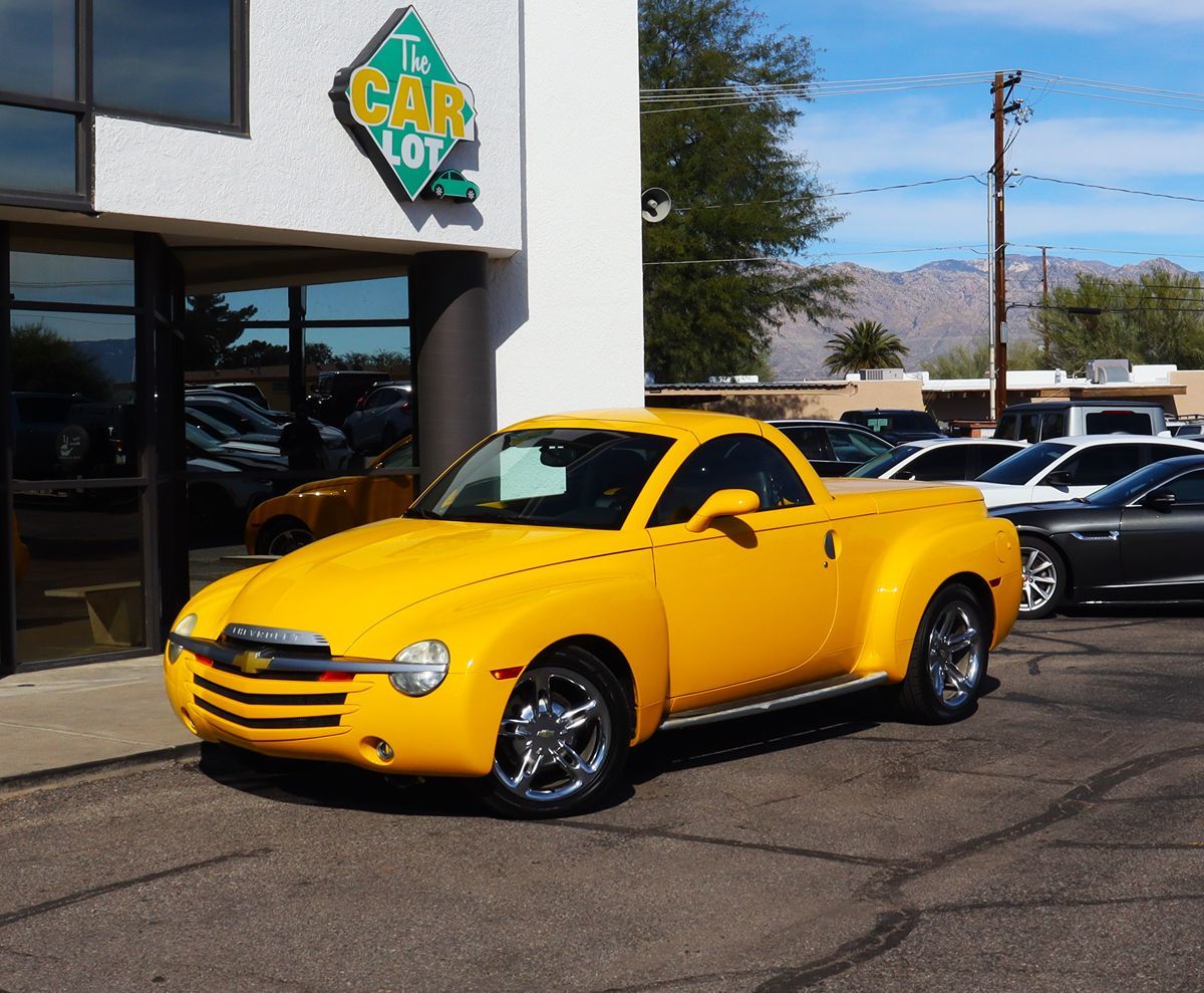 2005 Chevrolet SSR Base photo 2