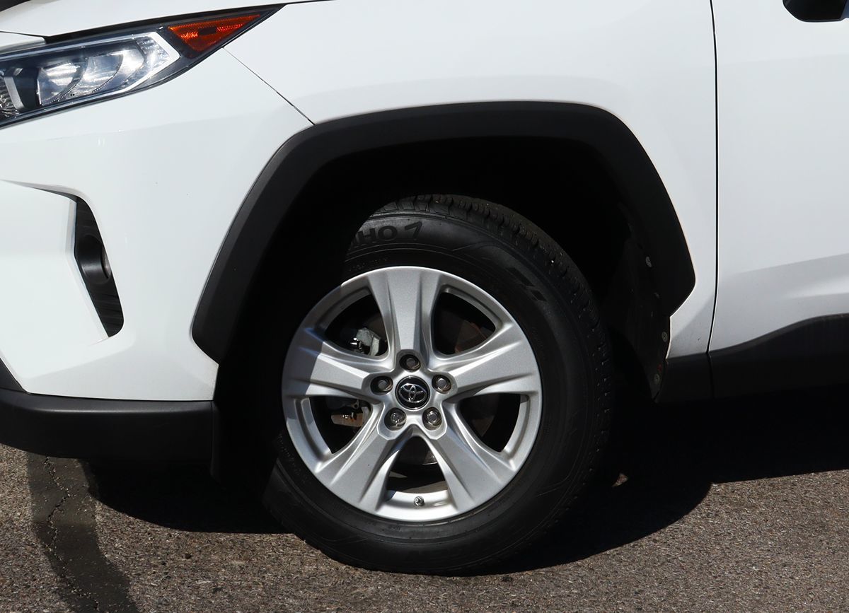2019 Toyota RAV4 XLE Premium photo 4