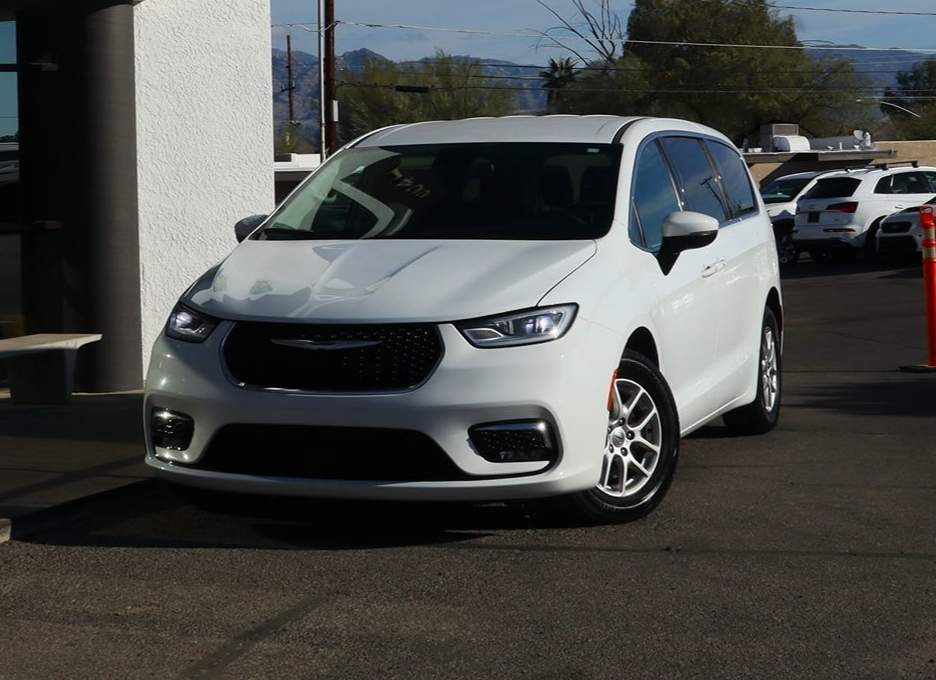 Chrysler Pacifica photo 2