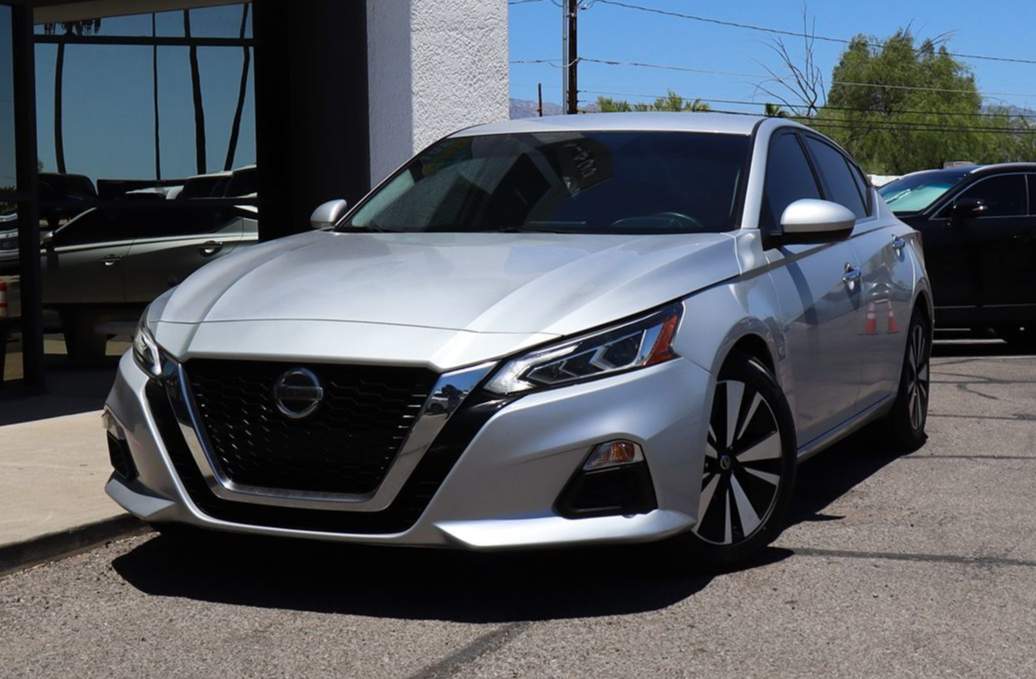 Nissan Altima photo 2