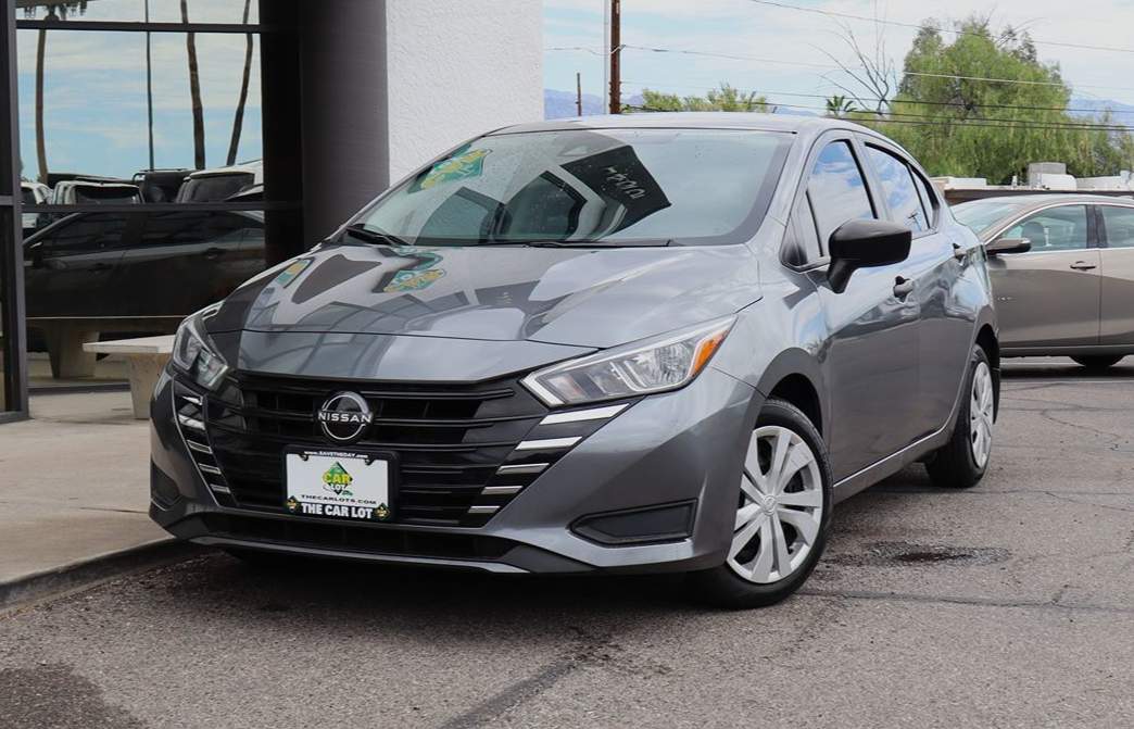 Nissan Versa photo 2
