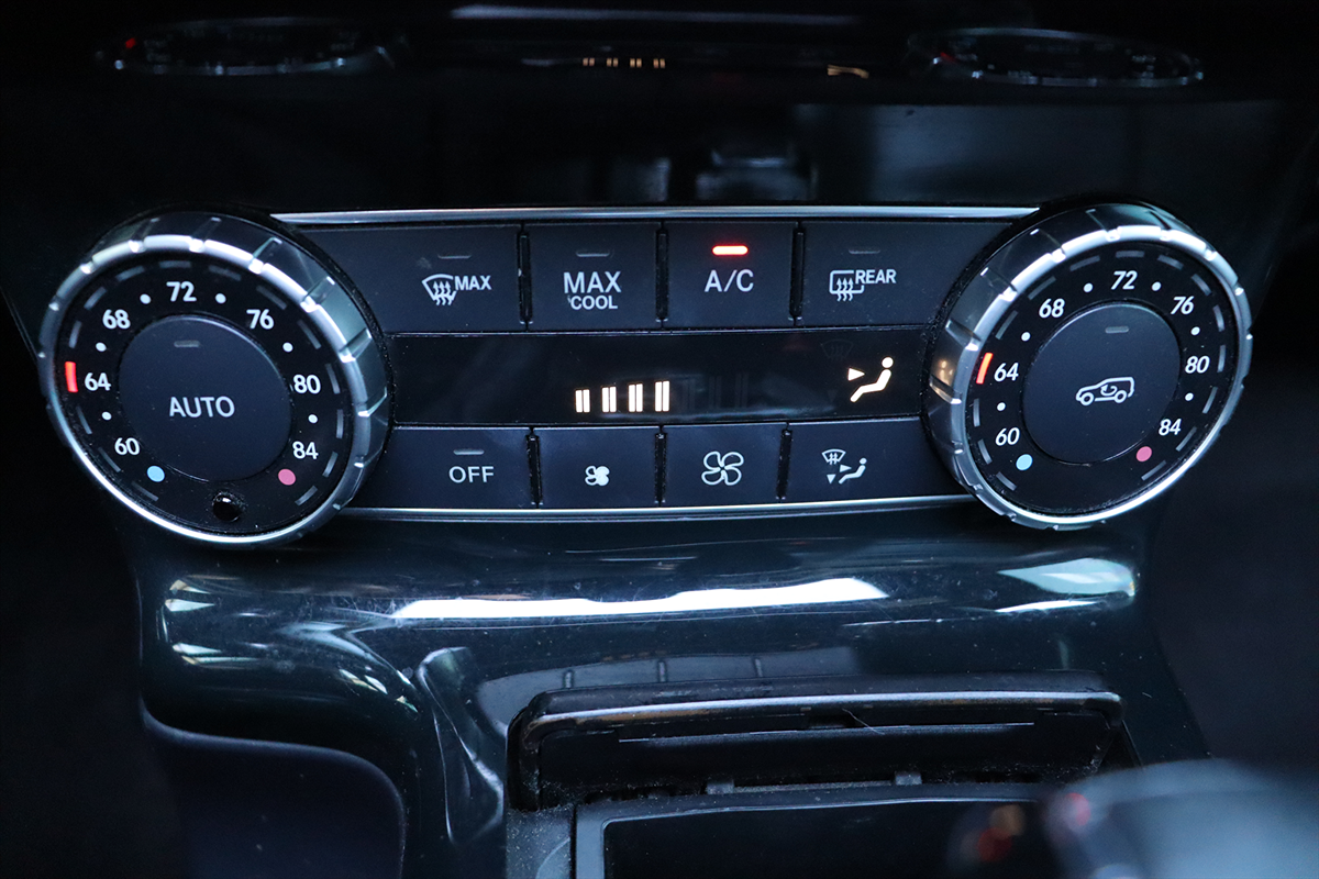 Photo 34 of this Mercedes-Benz G 550