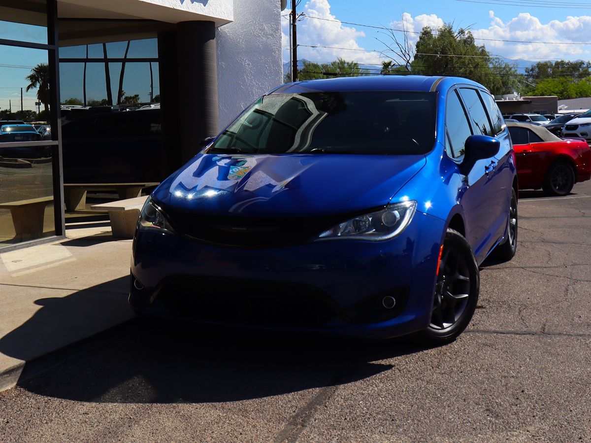 Chrysler Pacifica photo 2