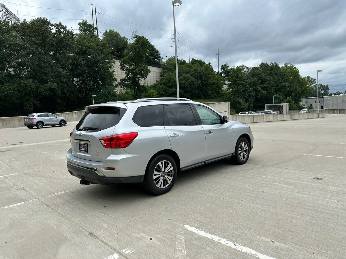 2018 Nissan Pathfinder SL photo 3