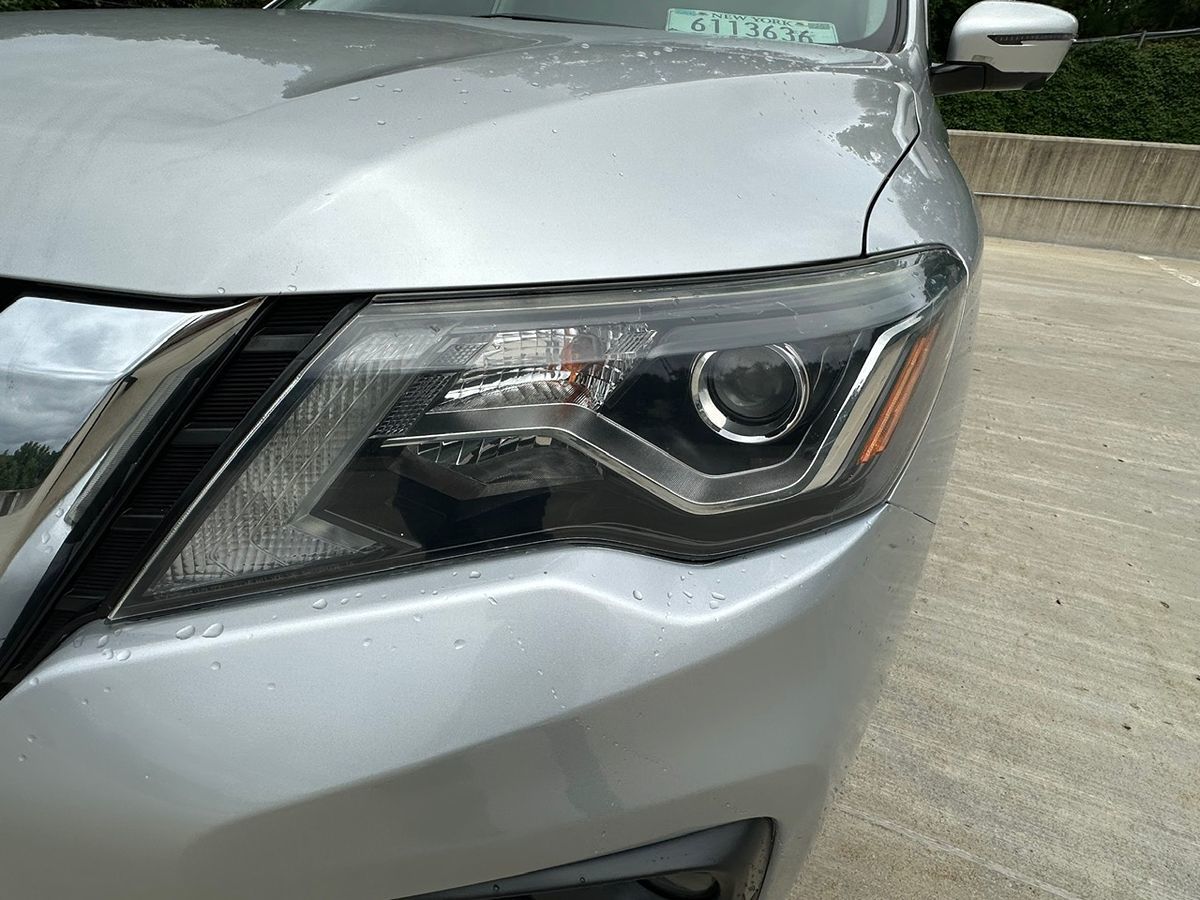2018 Nissan Pathfinder SL photo 9