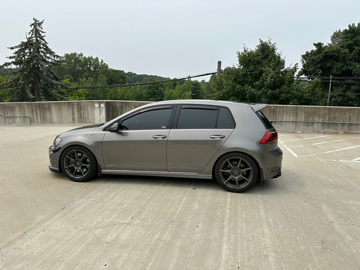 2016 Volkswagen Golf R Base photo 8