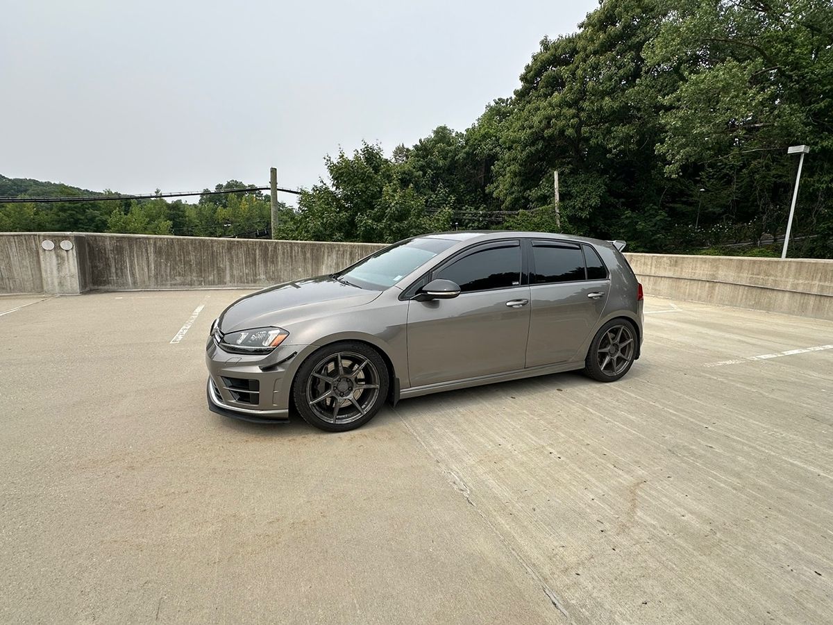 2016 Volkswagen Golf R Base photo 9