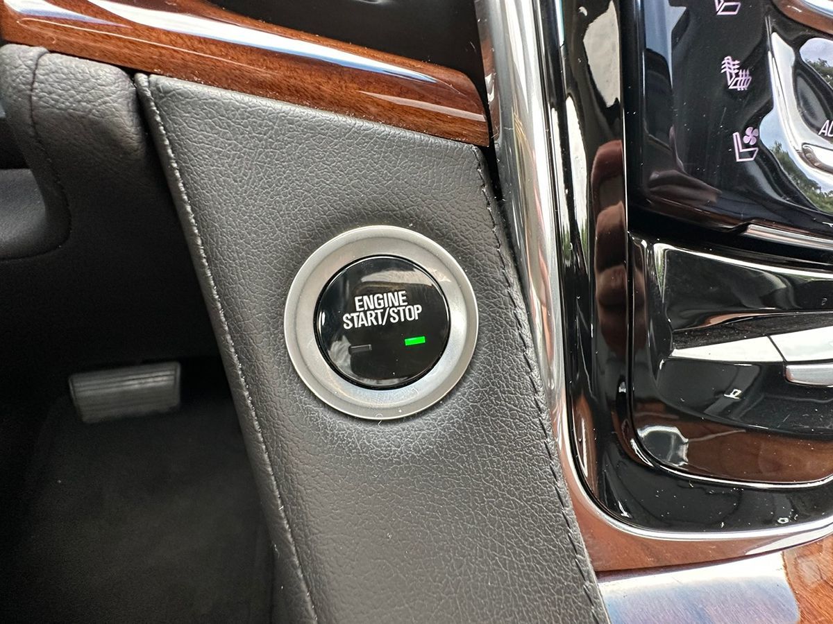 2015 Cadillac Escalade Luxury photo 22