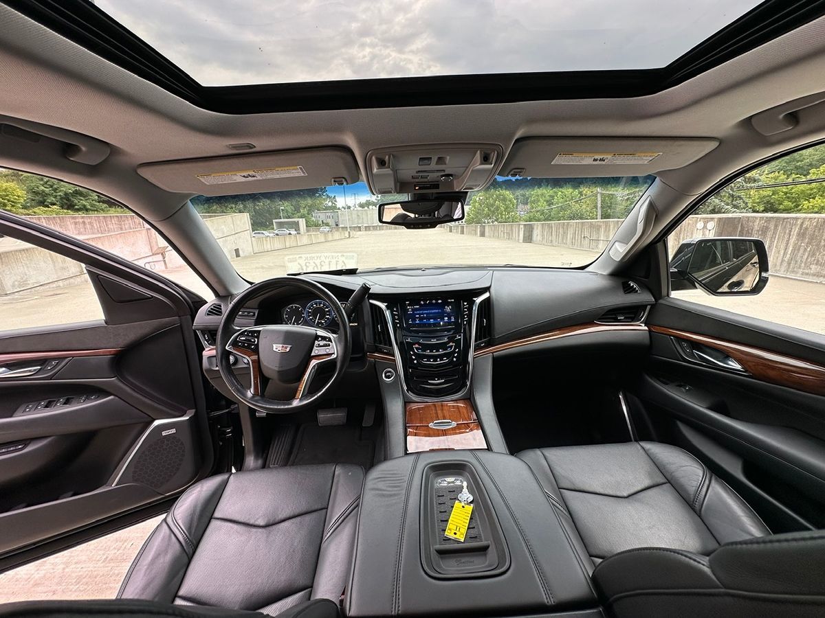 2015 Cadillac Escalade Luxury photo 17