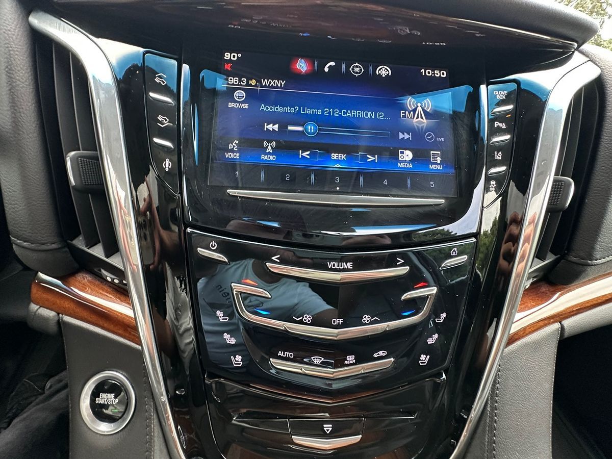 2015 Cadillac Escalade Luxury photo 30