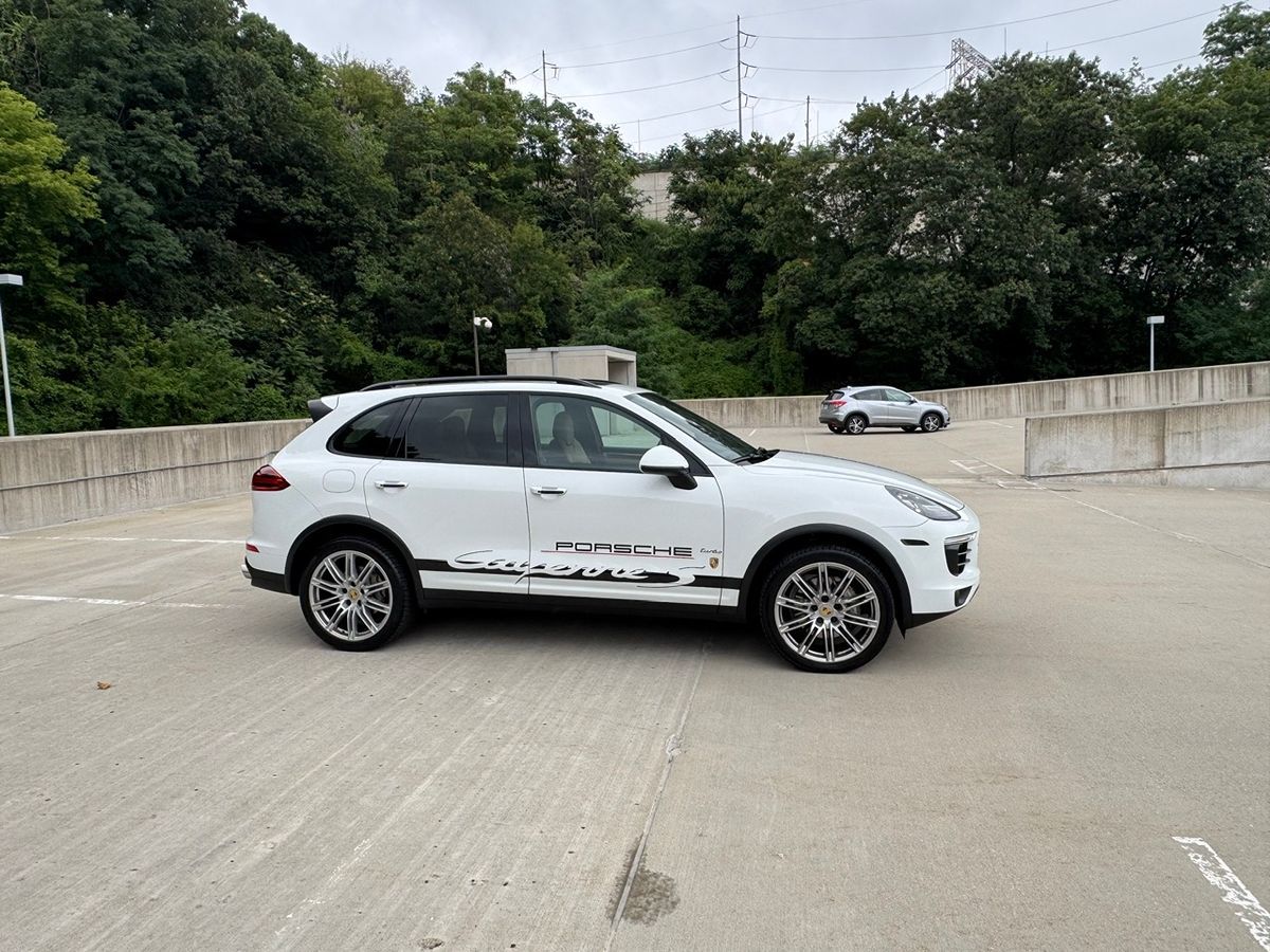 2017 Porsche Cayenne S photo 3