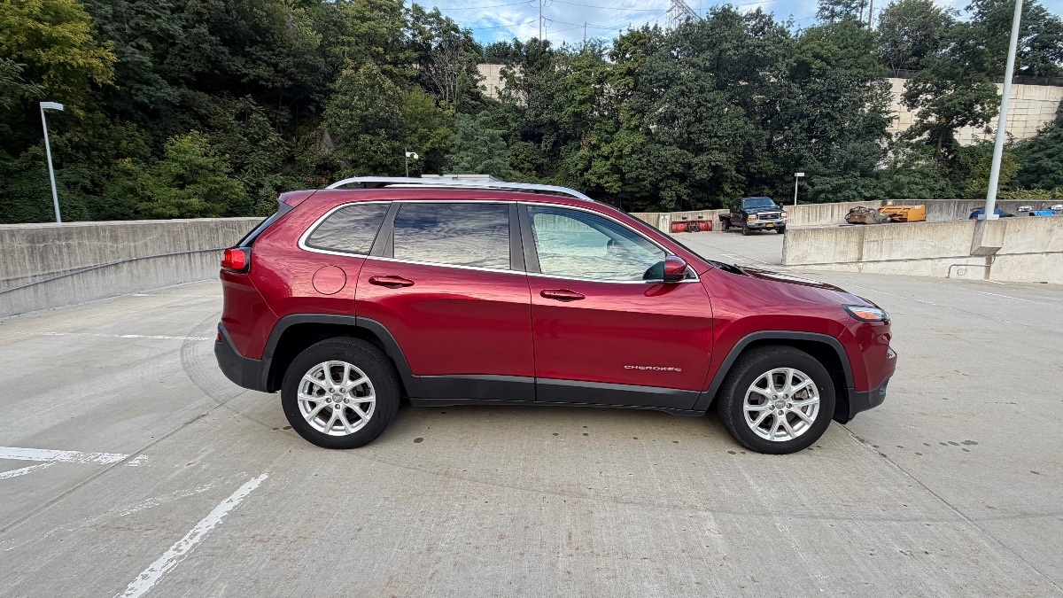 Photo 4 of this Jeep Cherokee