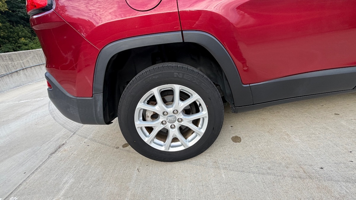 Photo 13 of this Jeep Cherokee