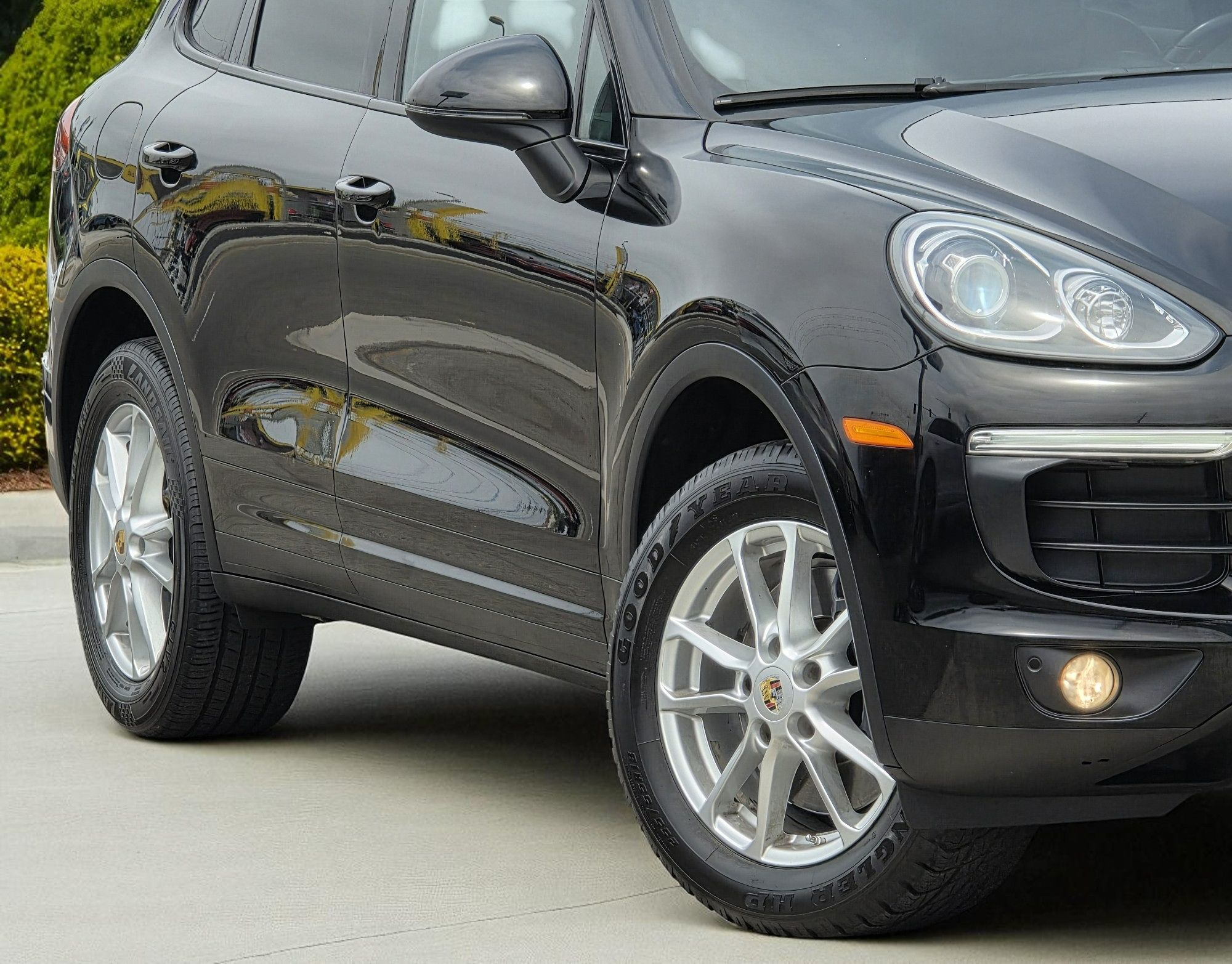 2016 Porsche Cayenne photo 2