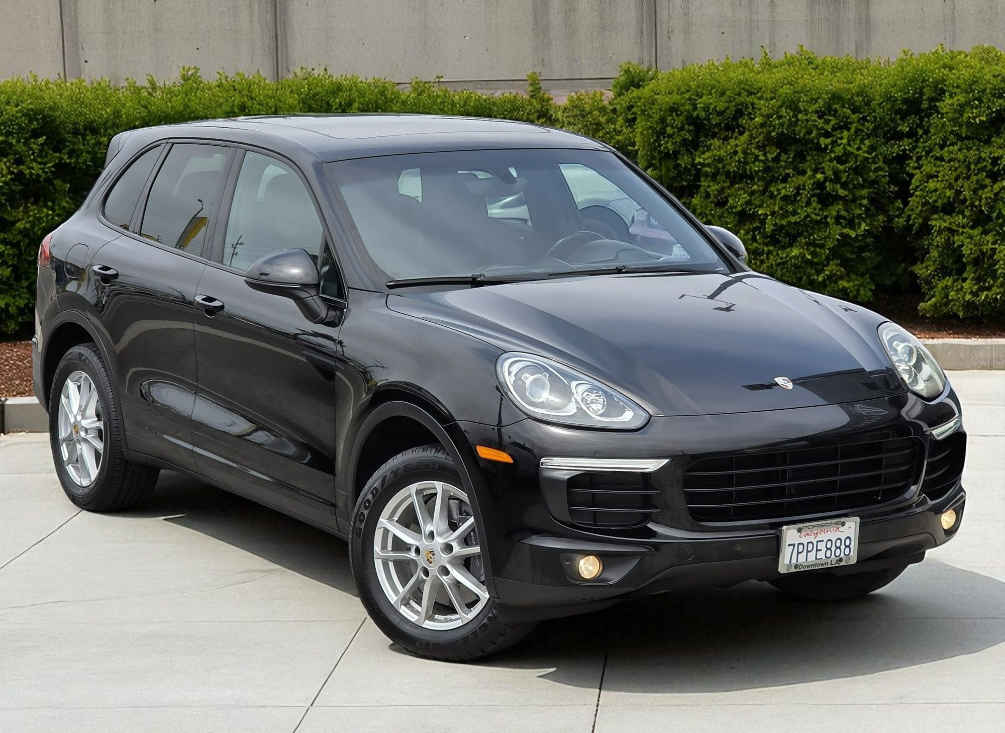 2016 Porsche Cayenne photo 3