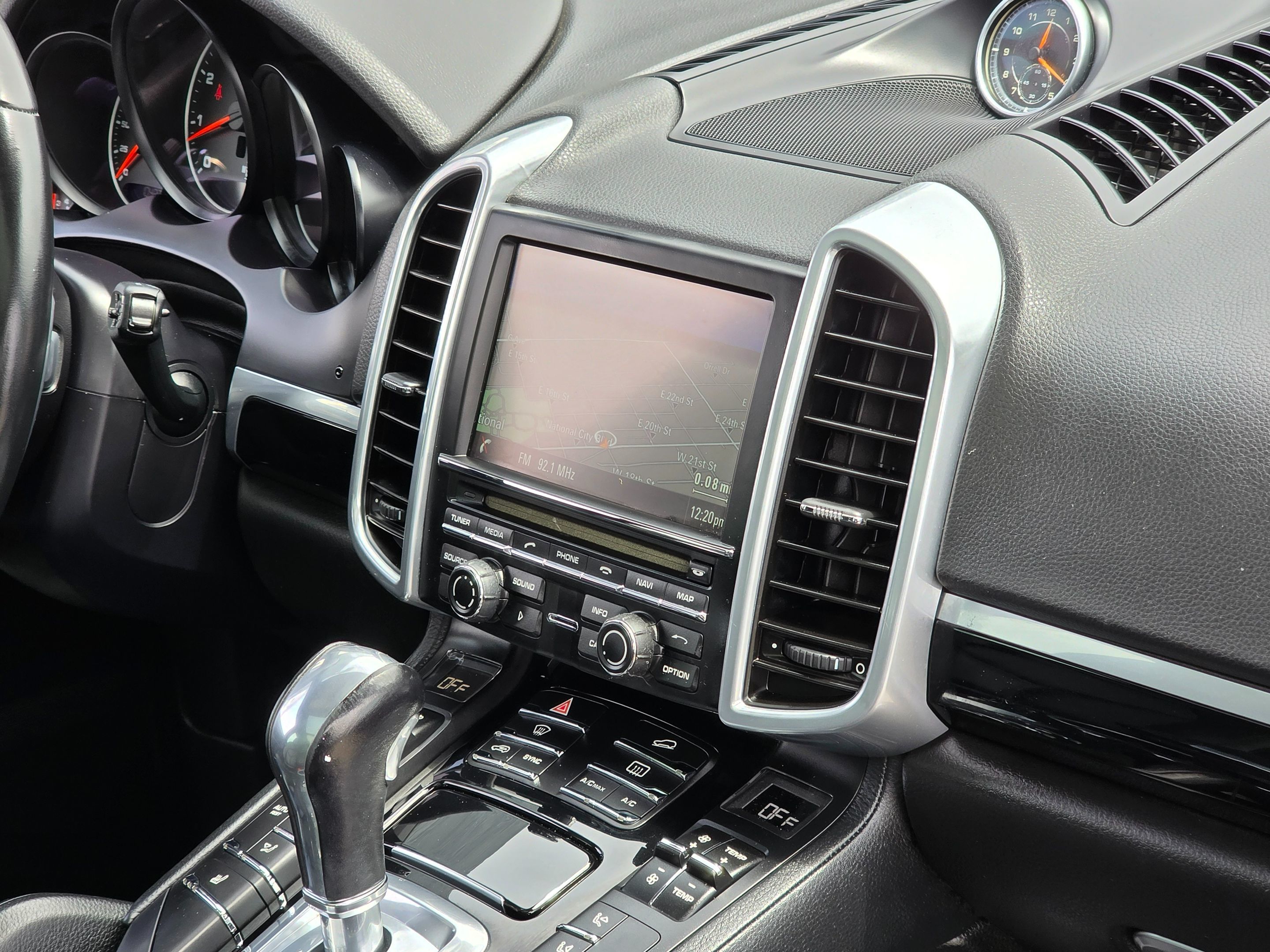 2016 Porsche Cayenne photo 16