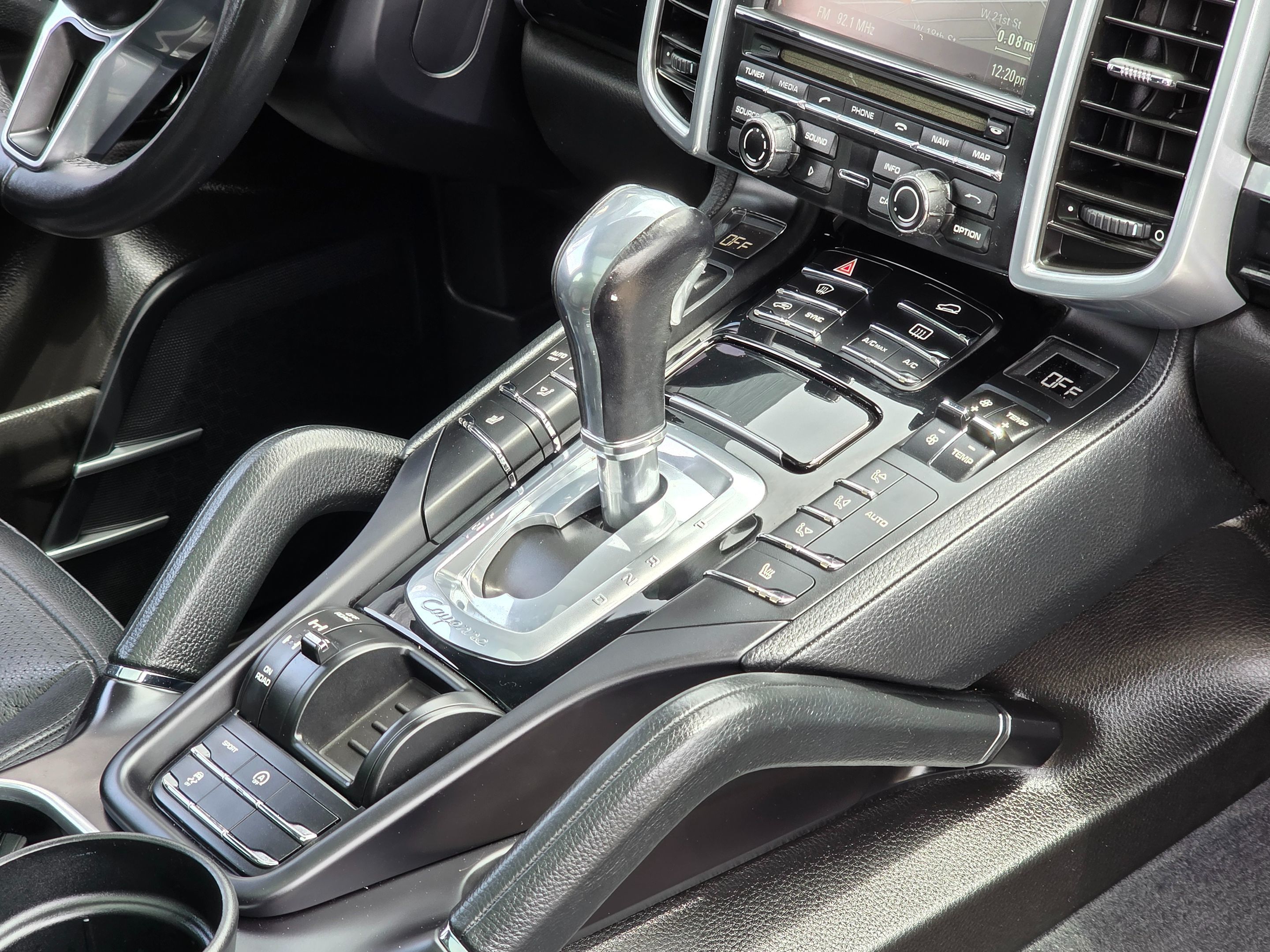 2016 Porsche Cayenne photo 17