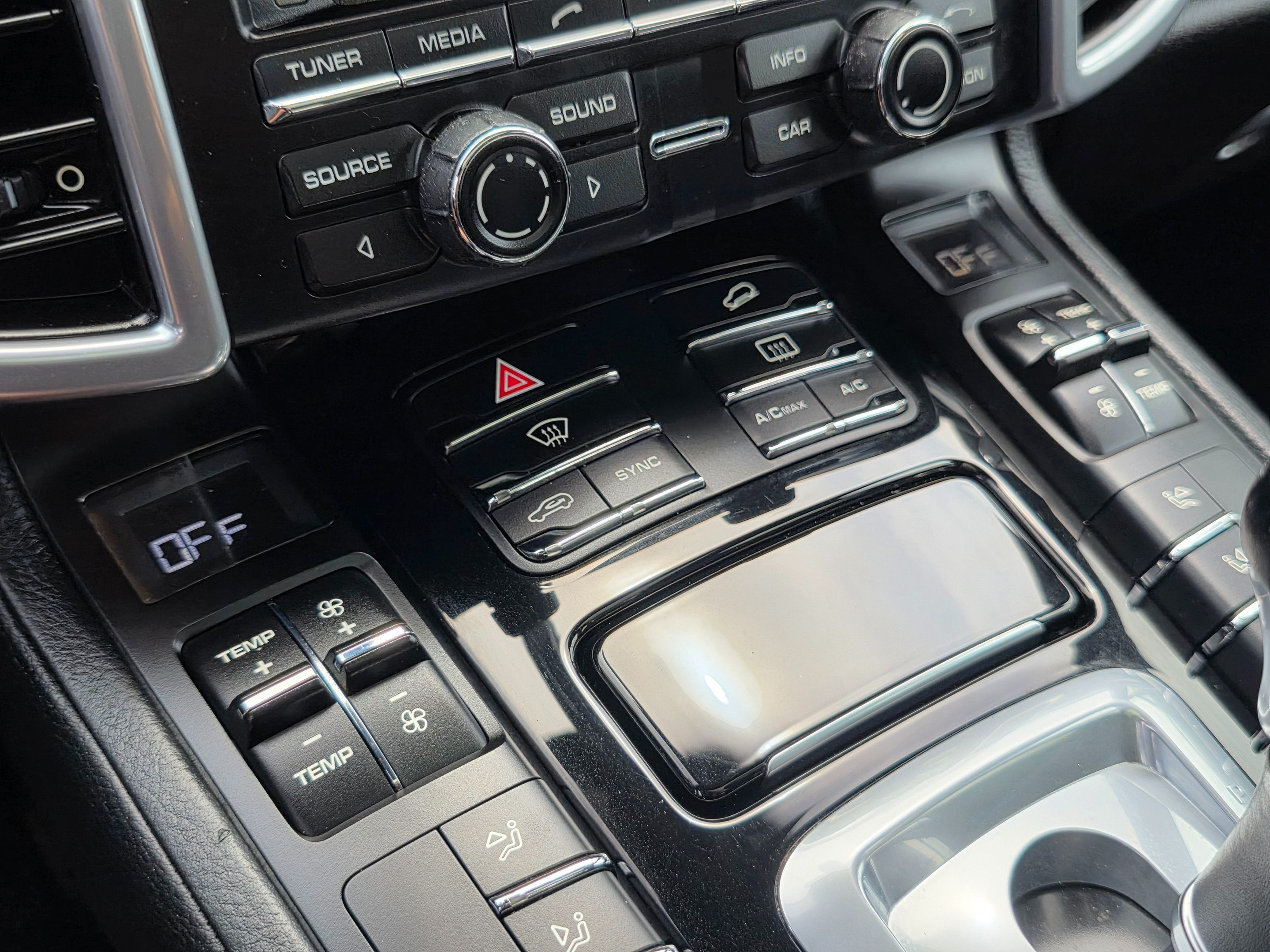 2016 Porsche Cayenne photo 40