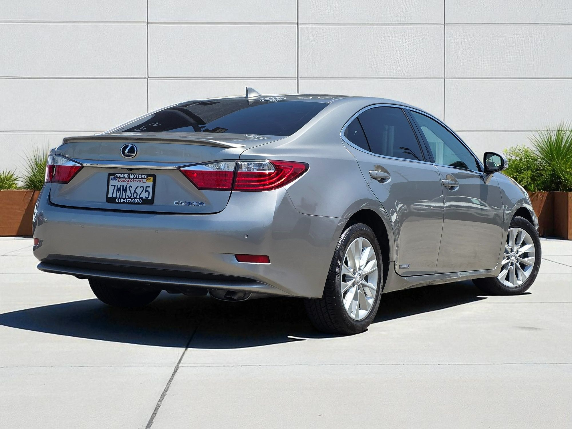 2015 Lexus ES 300h Premium photo 12