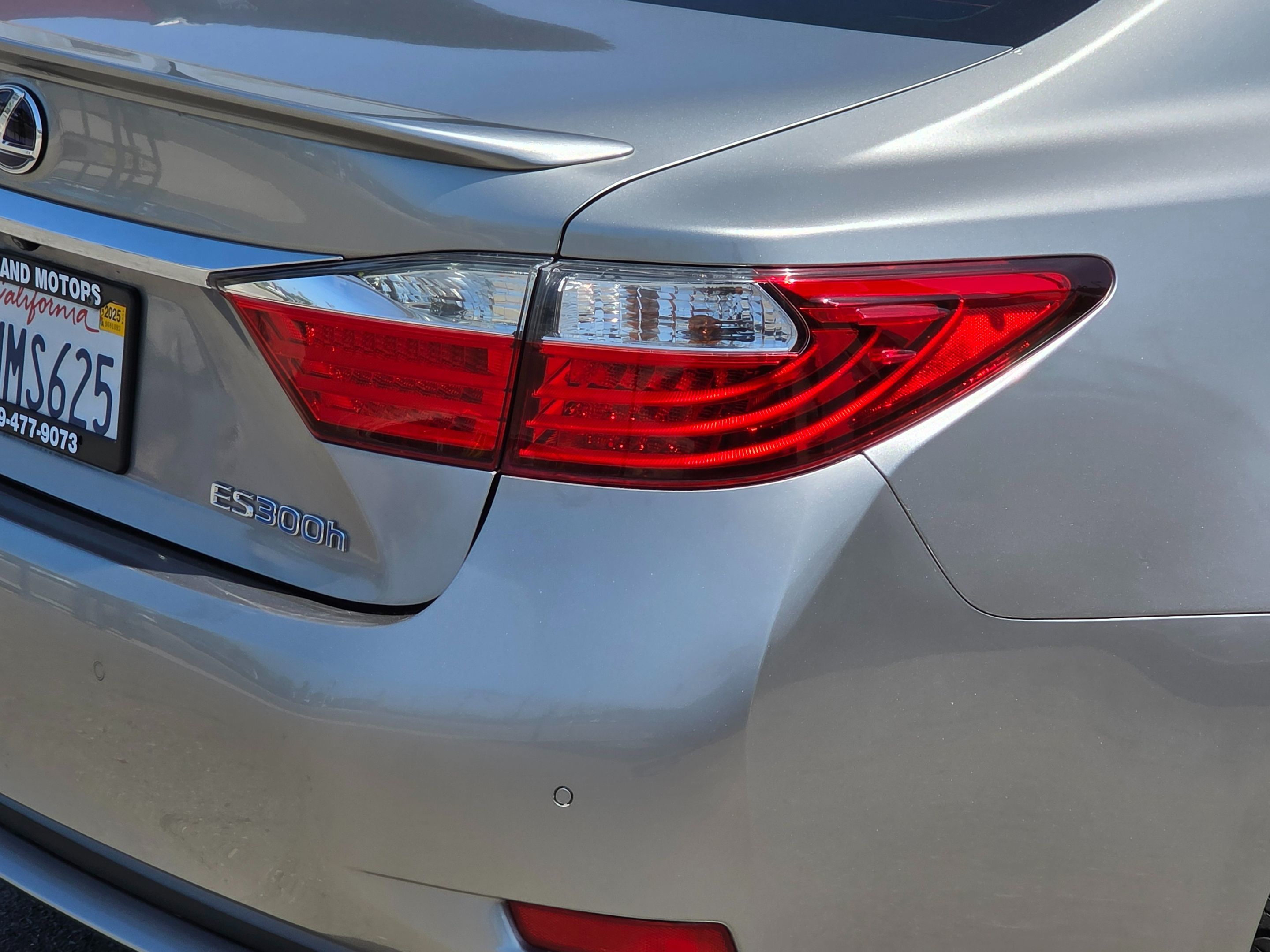 2015 Lexus ES 300h Premium photo 14