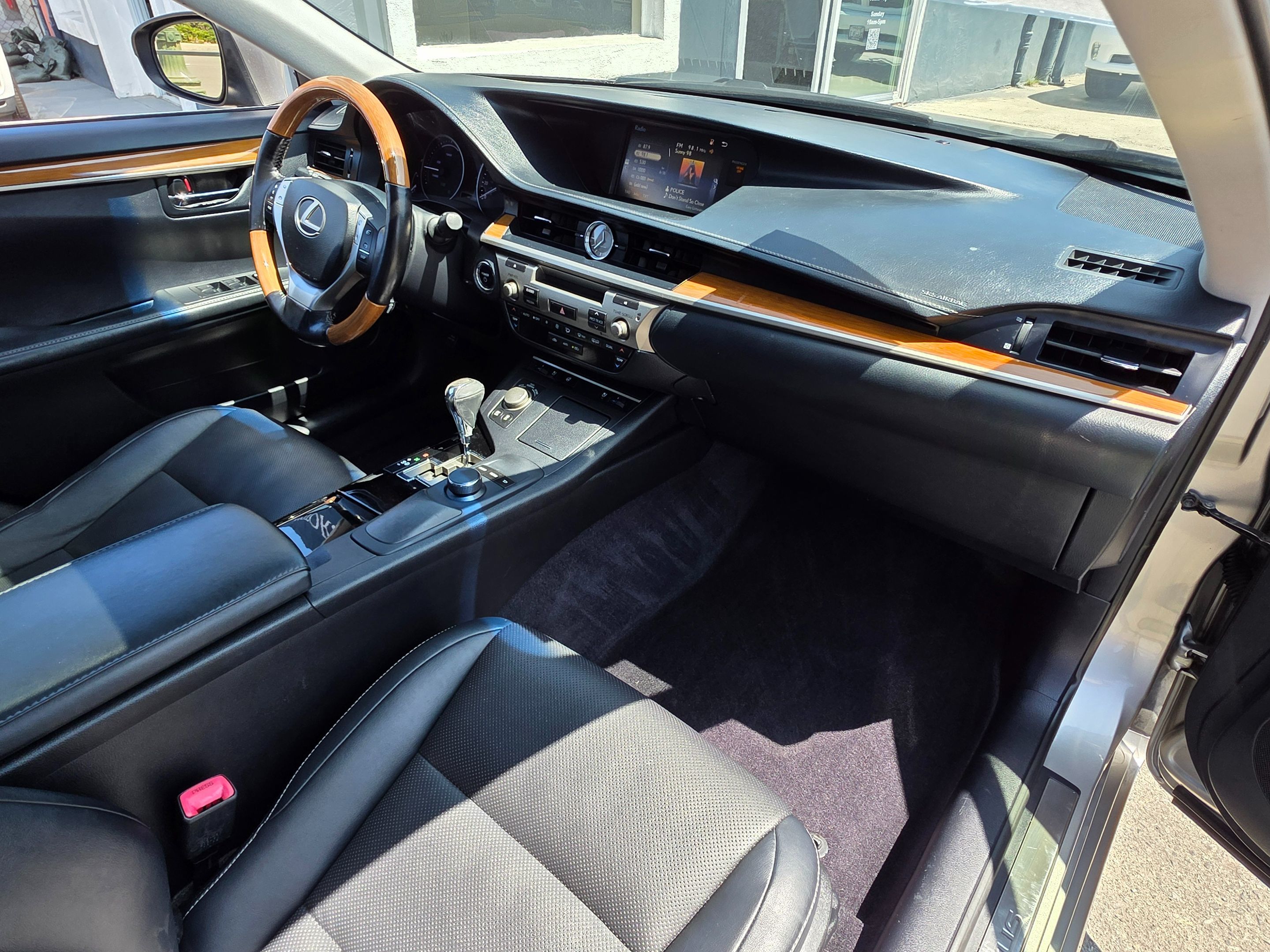 2015 Lexus ES 300h Premium photo 15