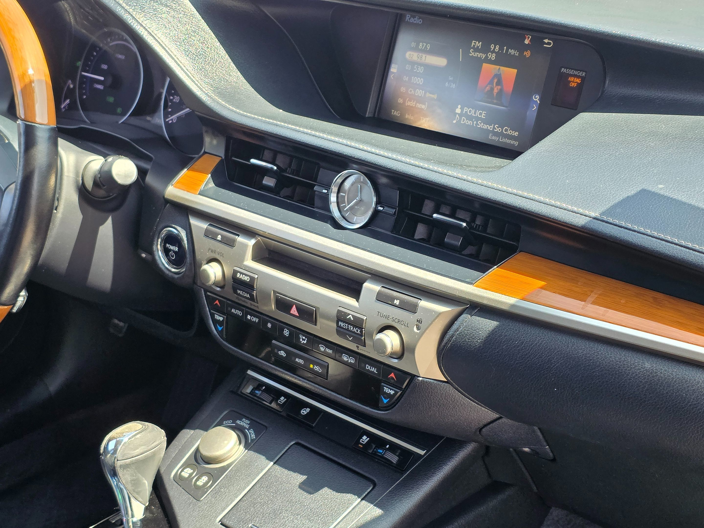2015 Lexus ES 300h Premium photo 16