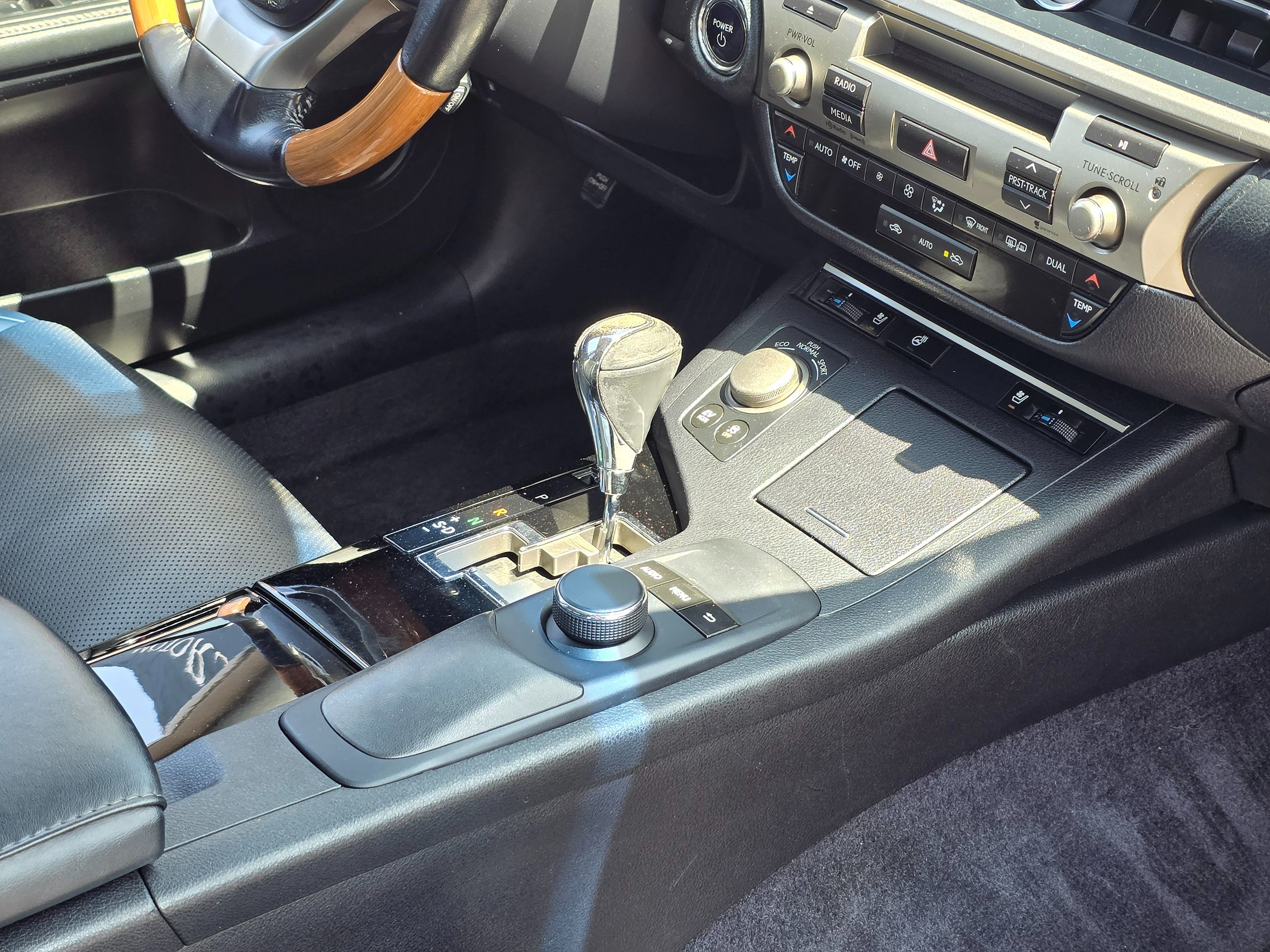 2015 Lexus ES 300h Premium photo 17