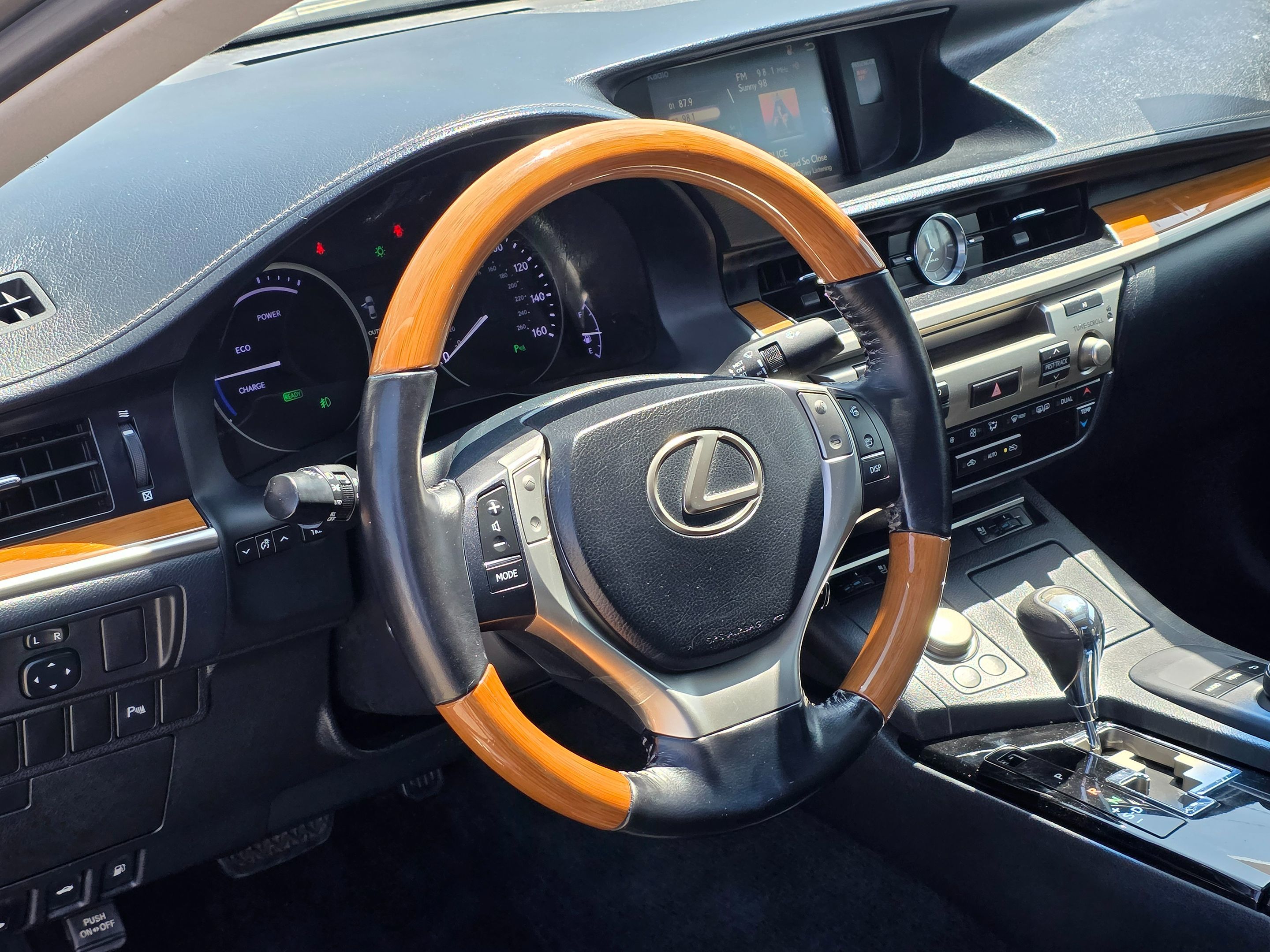 2015 Lexus ES 300h Premium photo 21