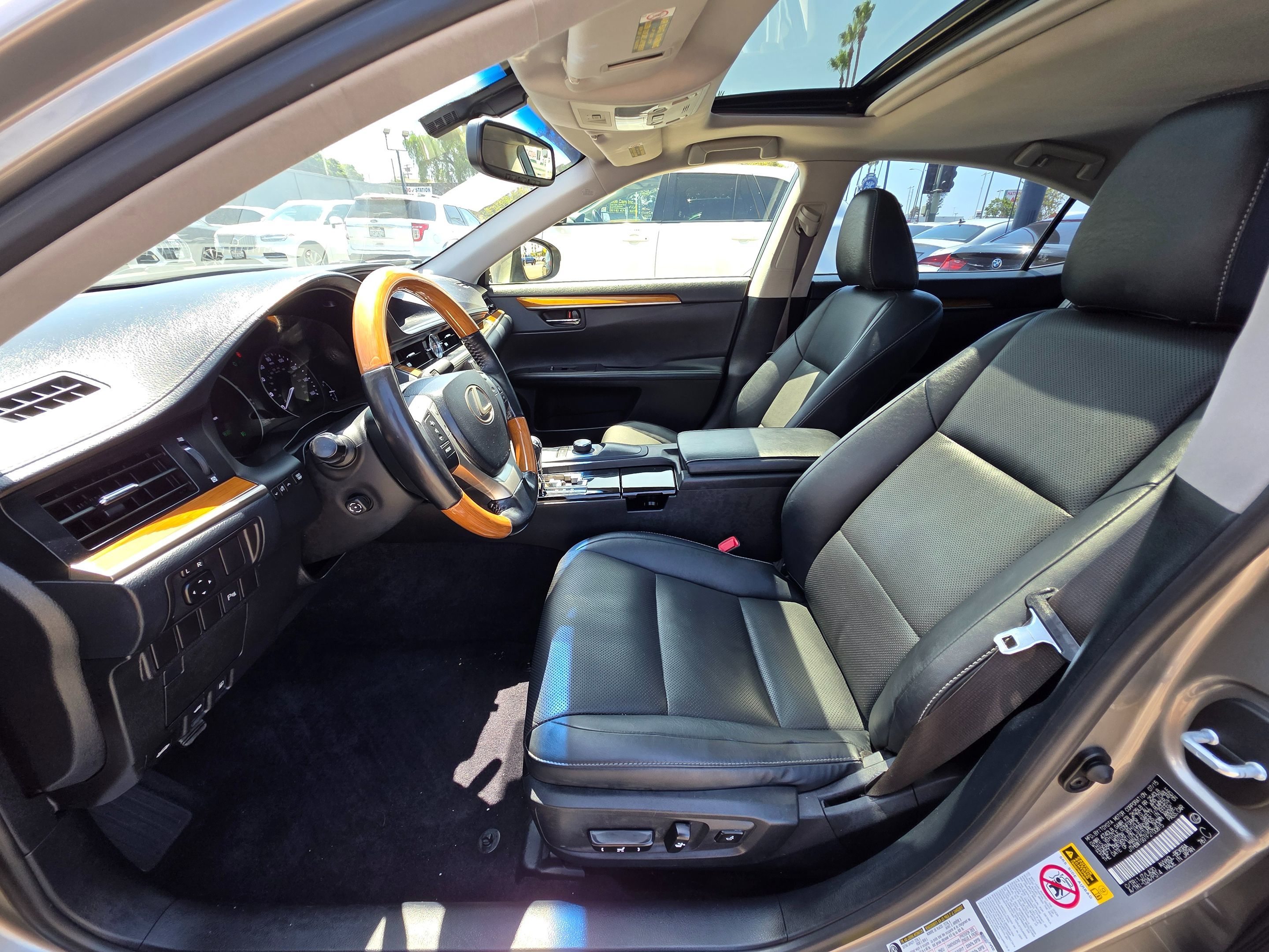 2015 Lexus ES 300h Premium photo 22